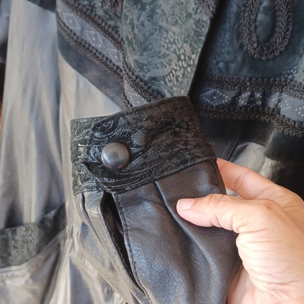 Wilson’s Leather Vintage 80’s Floral Leather Coat, Zipout Liner, 25" PTP, 47" L - Picture 6 of 13